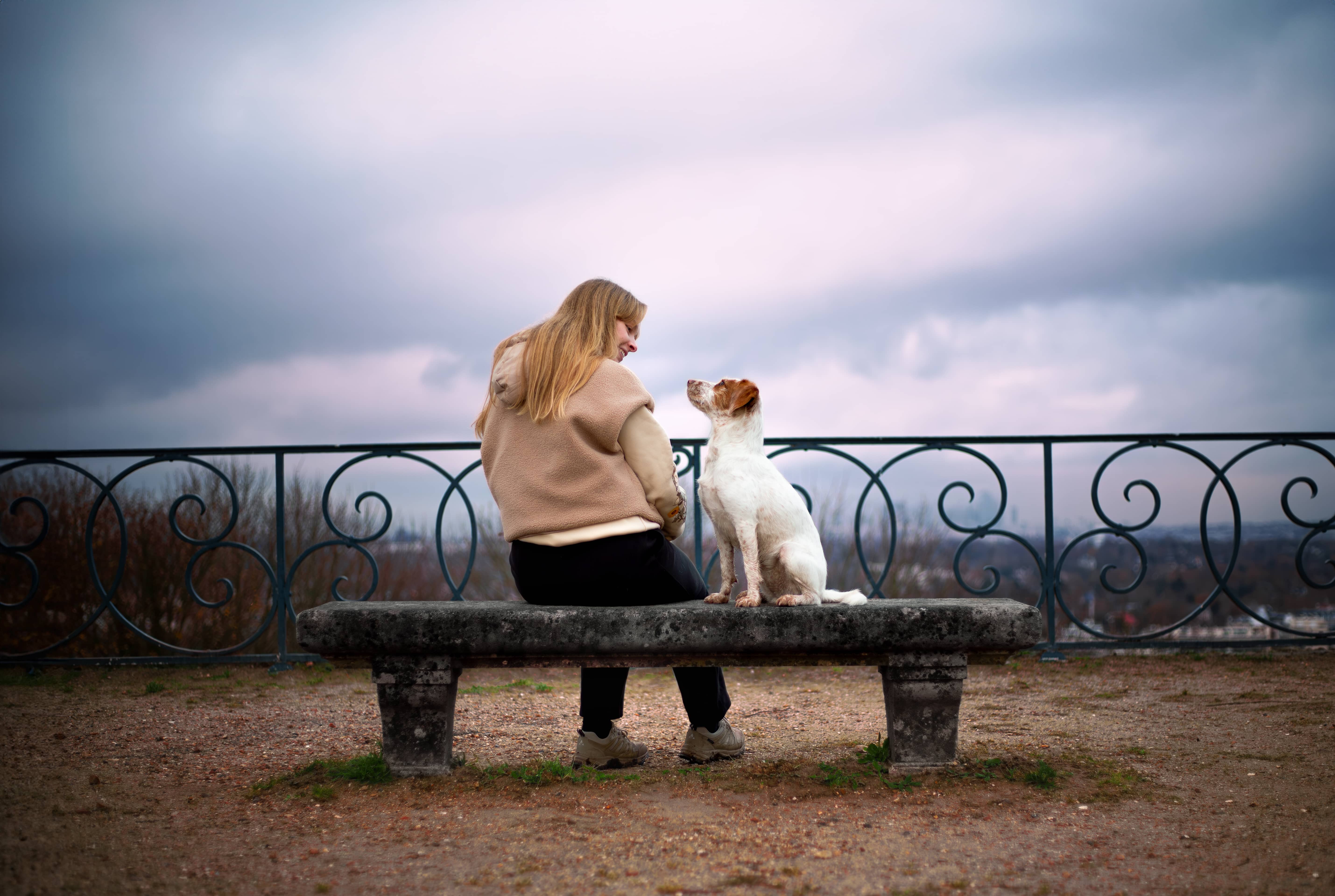Éducatrice canine Jucie avec un chien lors d'une séance d'éducation positive